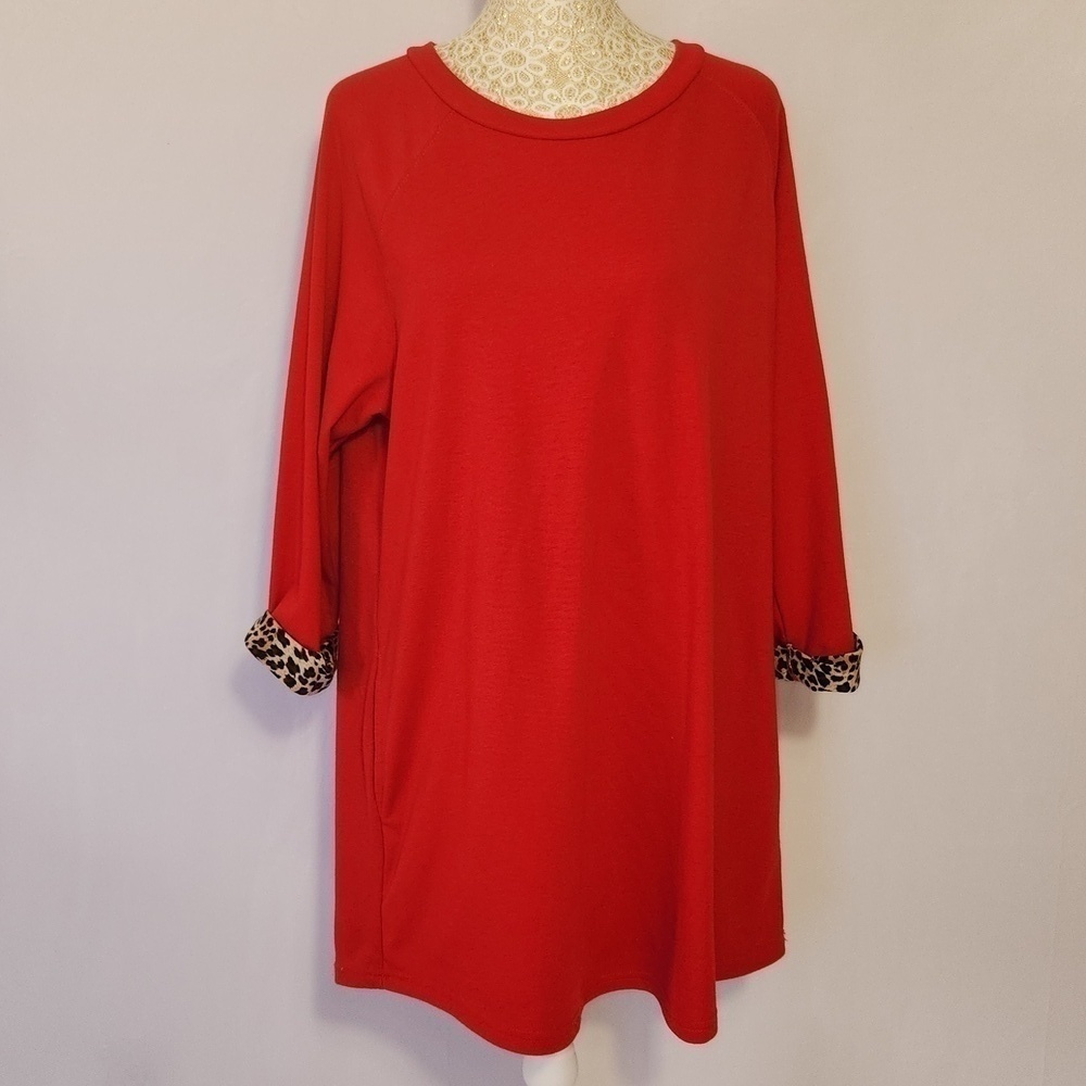Sunshine & Rodeos Women SZ L Red 3/4 Sleeve Leopard Print Cuff Relaxed Fit Tunic - Picture 2 of 14